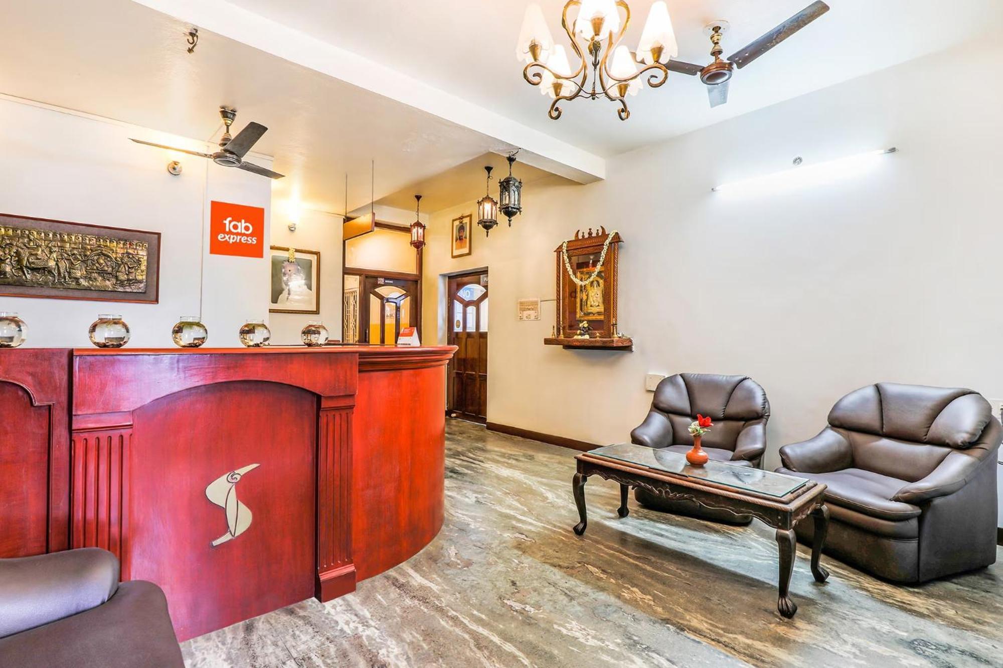 Fabexpress Santhi Inn - 500 Meters From Promenade Beach بونديتْشيري المظهر الخارجي الصورة