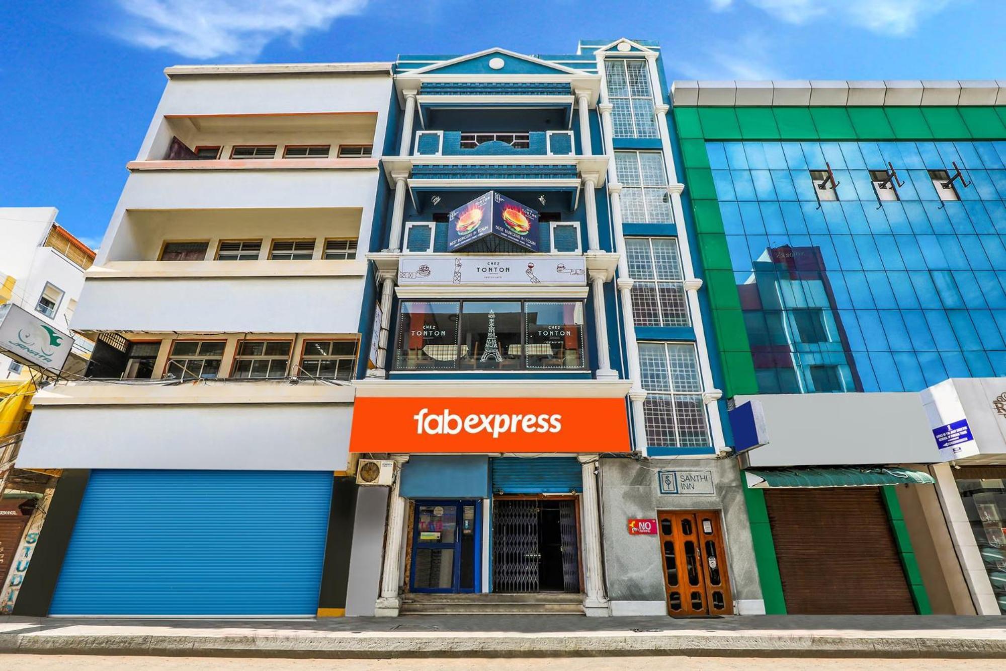 Fabexpress Santhi Inn - 500 Meters From Promenade Beach بونديتْشيري المظهر الخارجي الصورة