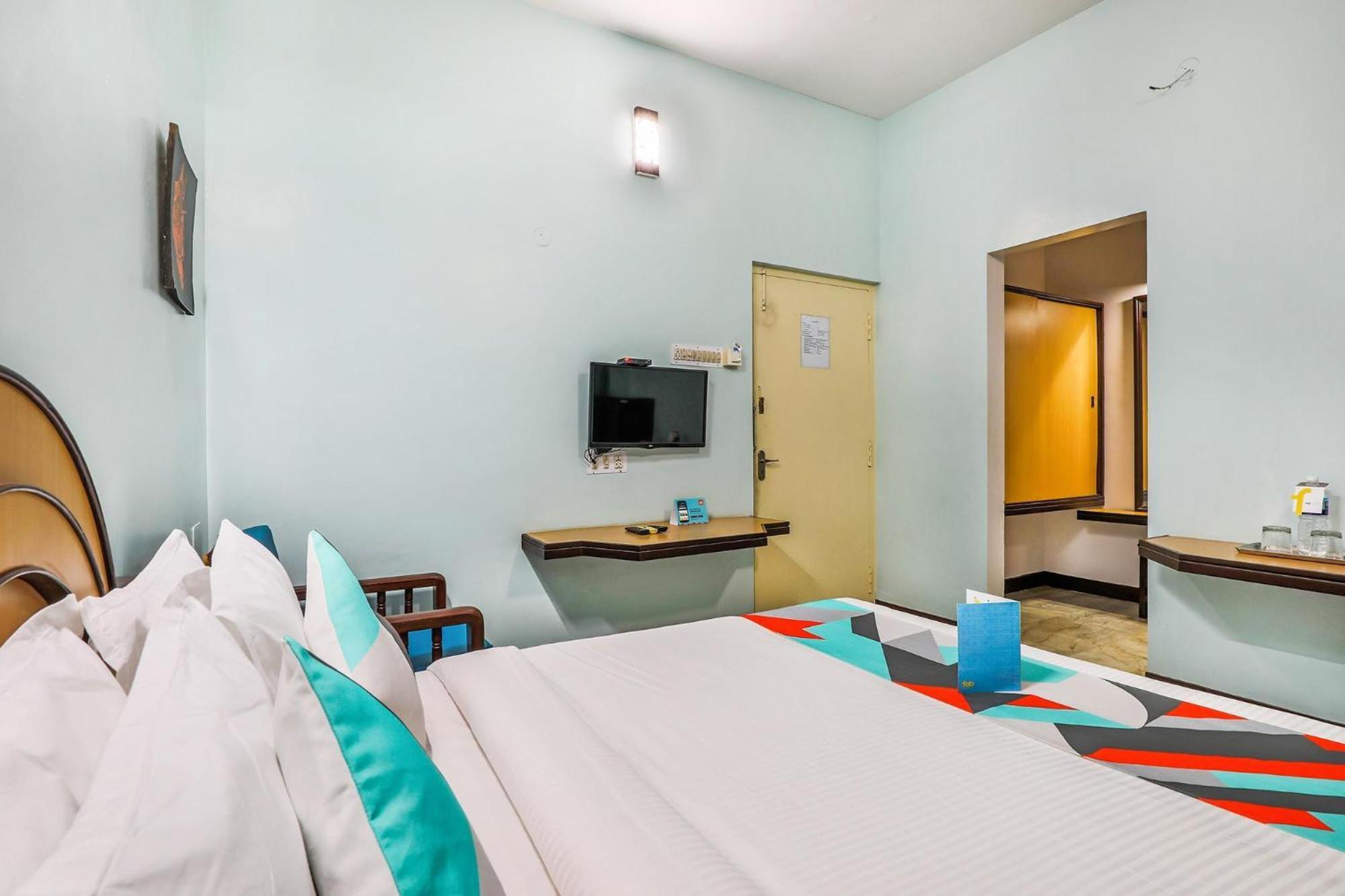 Fabexpress Santhi Inn - 500 Meters From Promenade Beach بونديتْشيري المظهر الخارجي الصورة