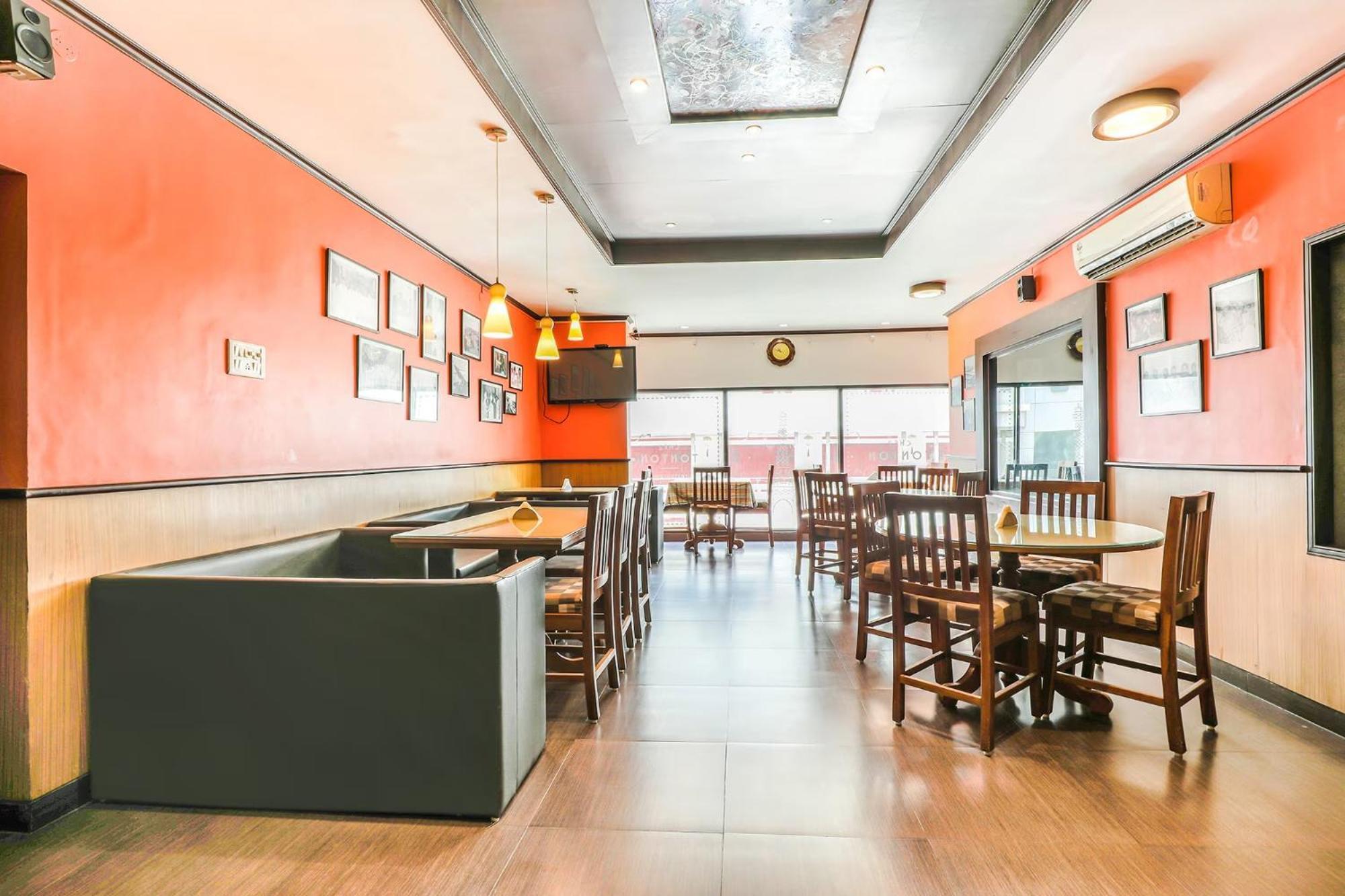 Fabexpress Santhi Inn - 500 Meters From Promenade Beach بونديتْشيري المظهر الخارجي الصورة