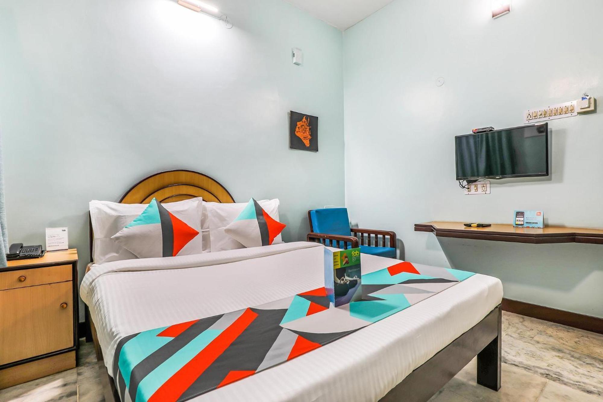 Fabexpress Santhi Inn - 500 Meters From Promenade Beach بونديتْشيري المظهر الخارجي الصورة